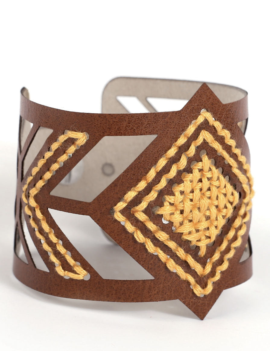 Sada hnědých kožených vyšívacích náramků s diamantovým vzorem pro dospělé