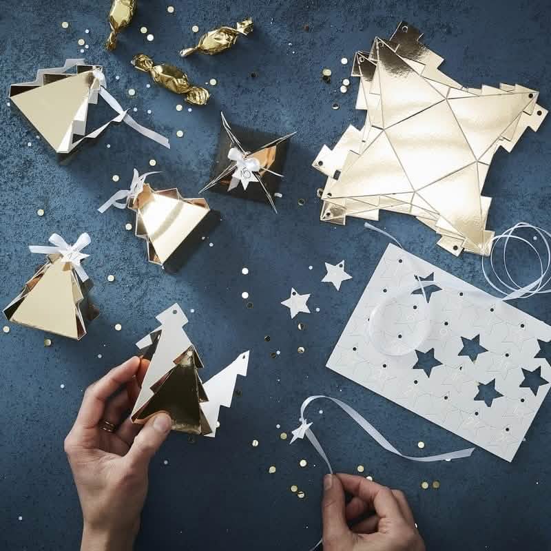 Umístění a sestavení sady adventního kalendáře, krabičky stromek k personalizaci zlatá s etiketami