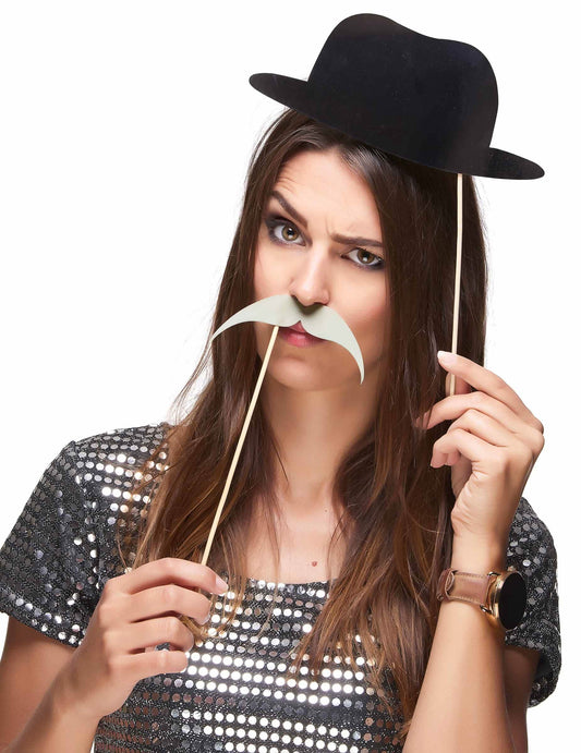 Détail des accessoires chapeau melon et moustache du kit photobooth rétro