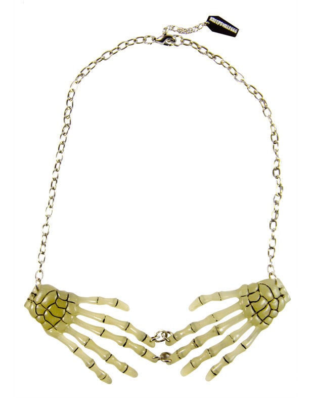 Fluorescenční náhrdelník s kostlivými rukama