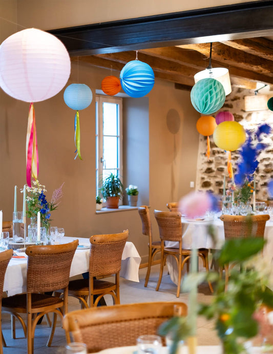 Mise en situation de la lanterne boule pour suspension bleu turquoise
