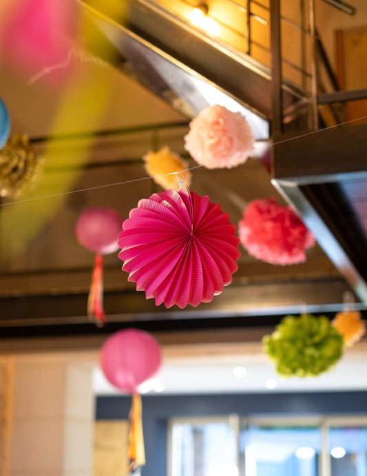 Mise en situation de la lanterne boule à suspendre pour décoration fuchsia