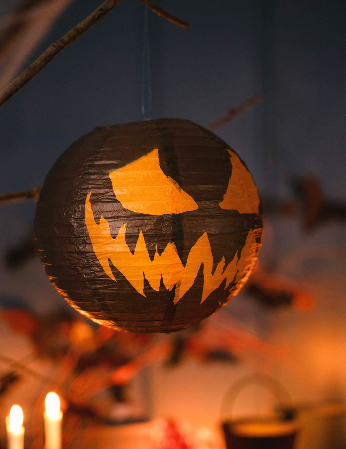 Zavěšený pohled na děsivý papírový lampion dýně