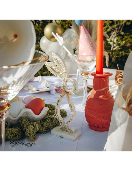 Králík na bílém dřevěném podstavci a zlatém třpytu 18 cm na Velikonoce