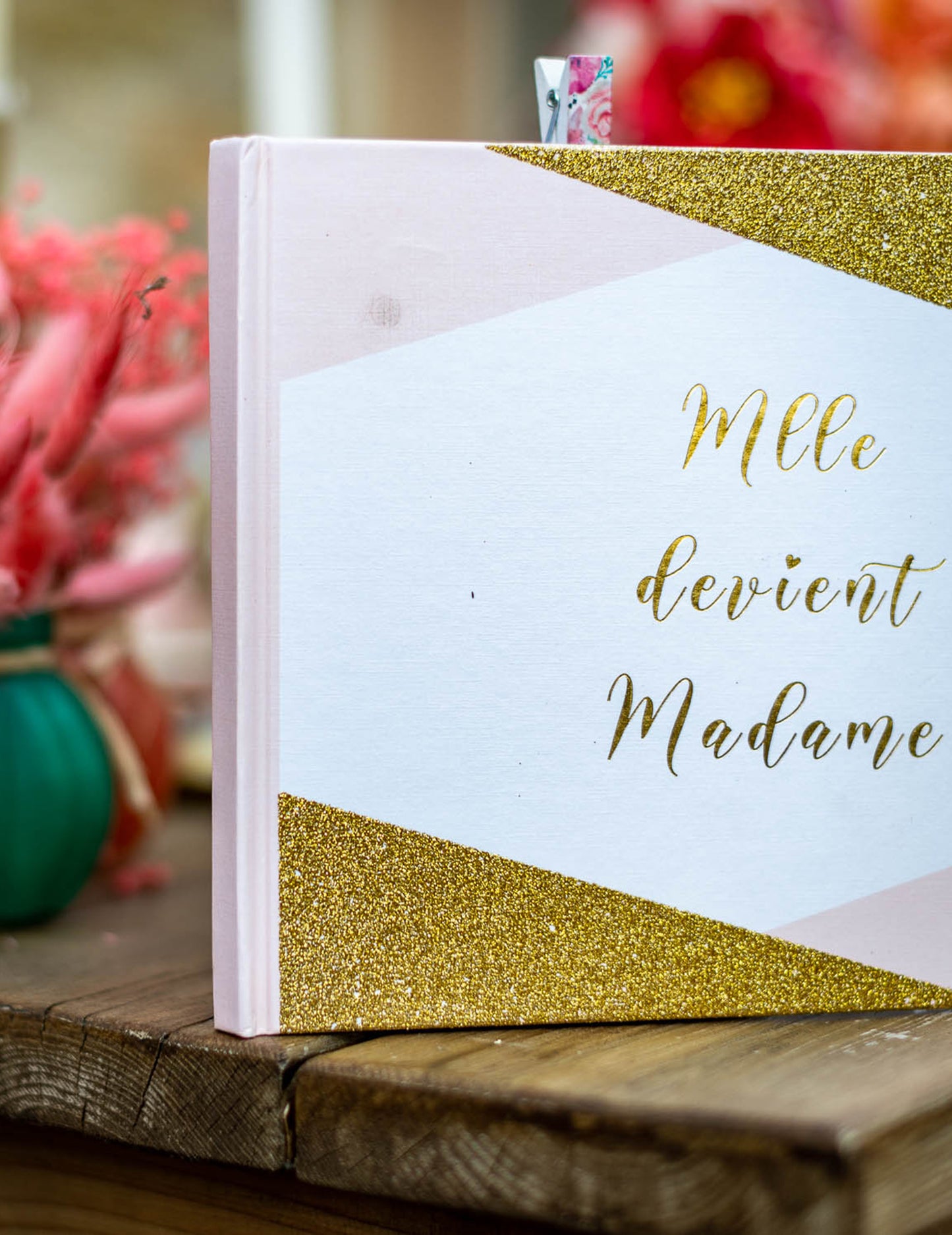 Gros plan sur l'écriture dorée de la couverture du Livre d'or Mlle devient Madame