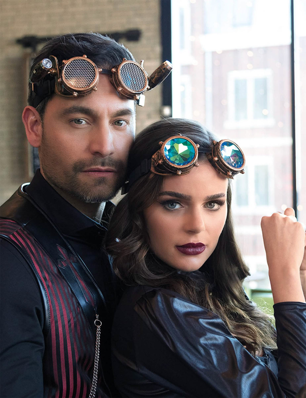Zobrazení na páru brýlí s prismatickými skly steampunk