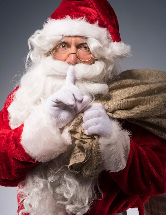Gros plan sur la monture dorée des lunettes de Père Noël pour adulte