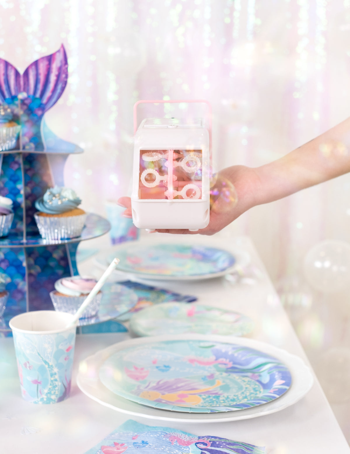 Mise en scène sur table de fête de la machine à bulles pour mariage