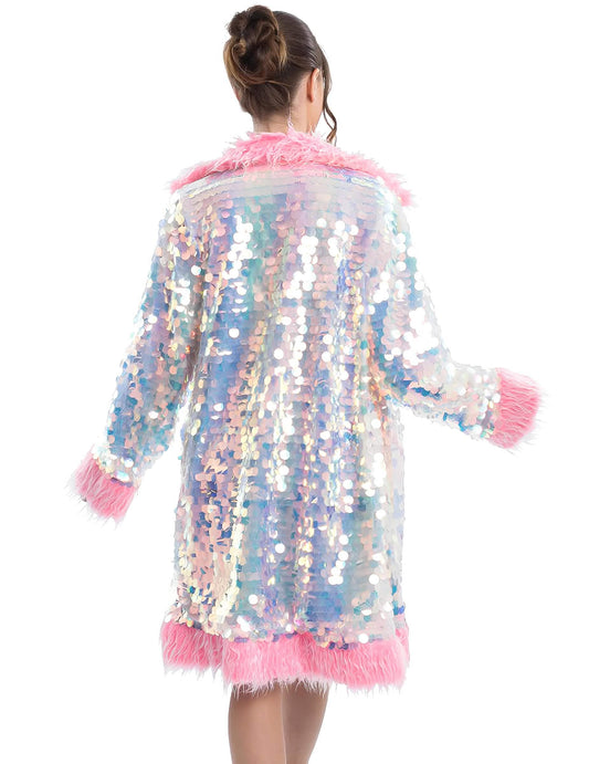 Vue de dos du manteau réversible à paillettes et fausse fourrure