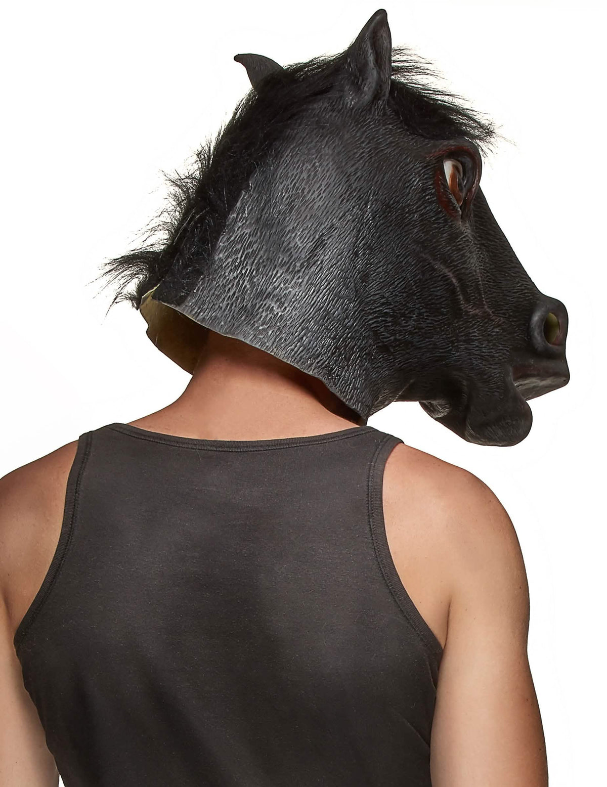 Pohled zezadu na latexovou masku s koňskou hlavou