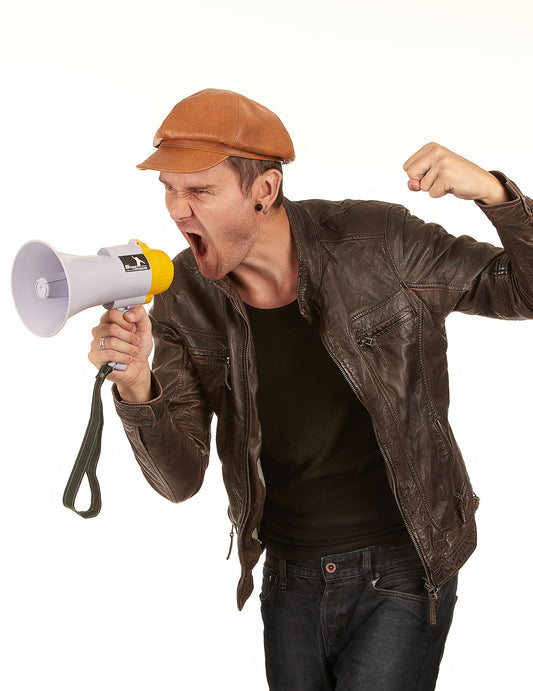 Mise en situation du mégaphone pour adulte