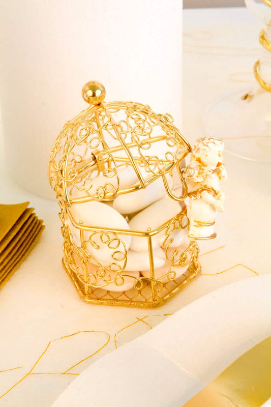 Mise en situation avec dragées de la mini cage à oiseaux en métal pour mariage