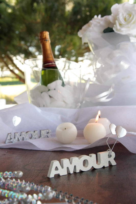 Mise en situation décorative du mot en bois amour pour mariage blanc pailleté