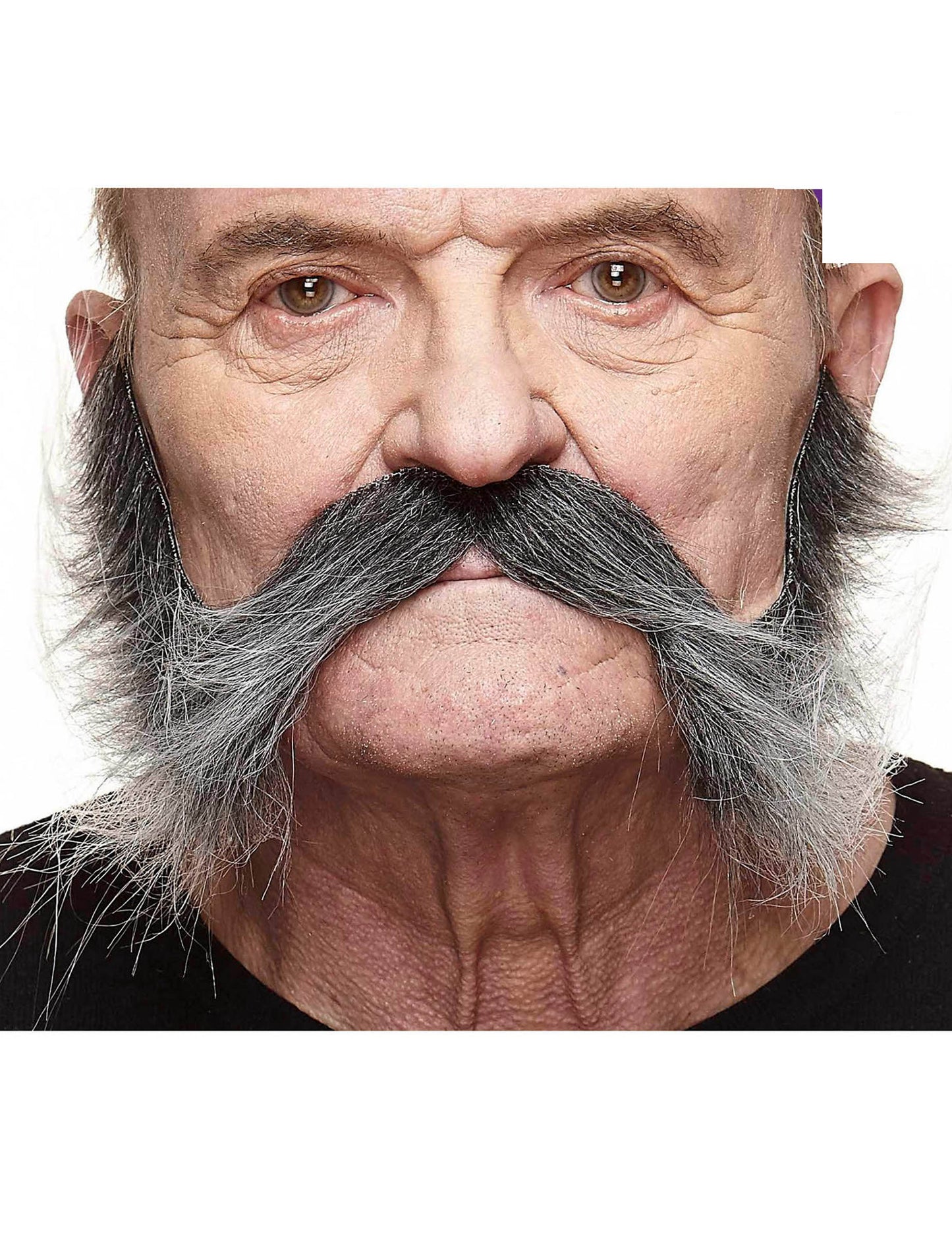 Muž s šedivými kotletami