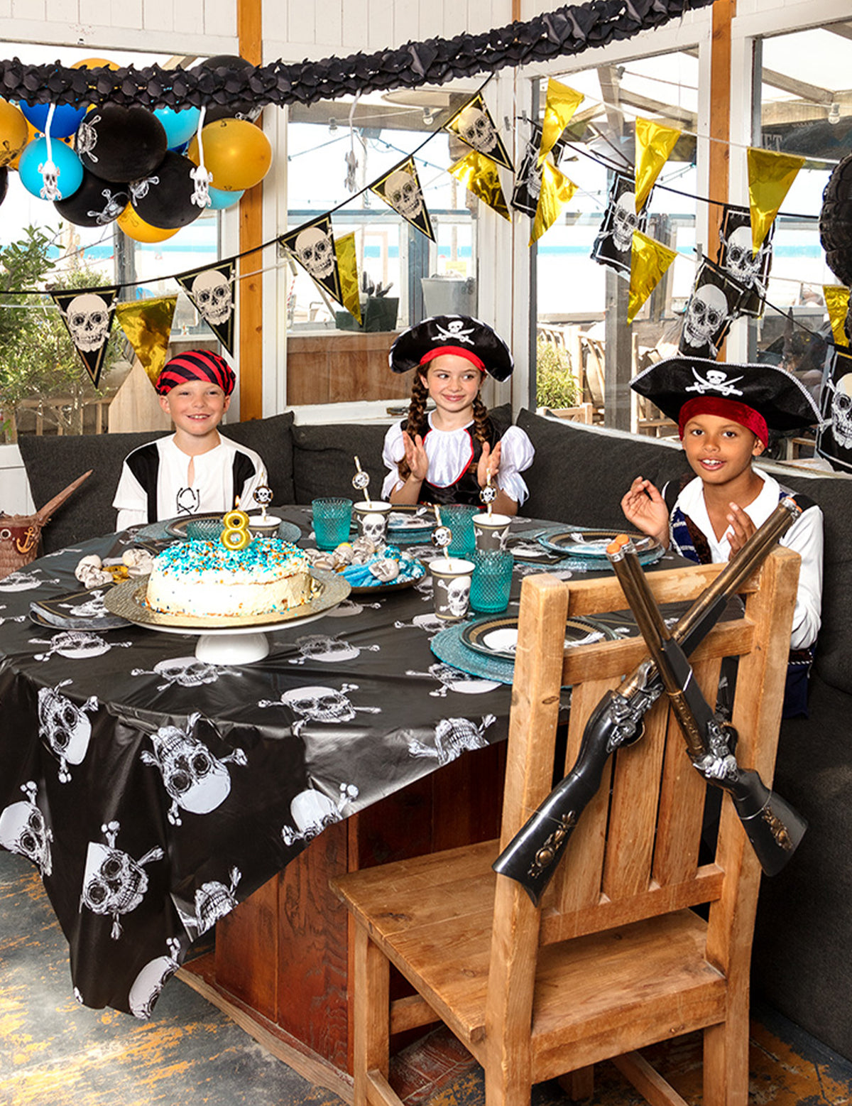 Příprava narozeniny s plastovým ubrusem Pirate Jolly Roger