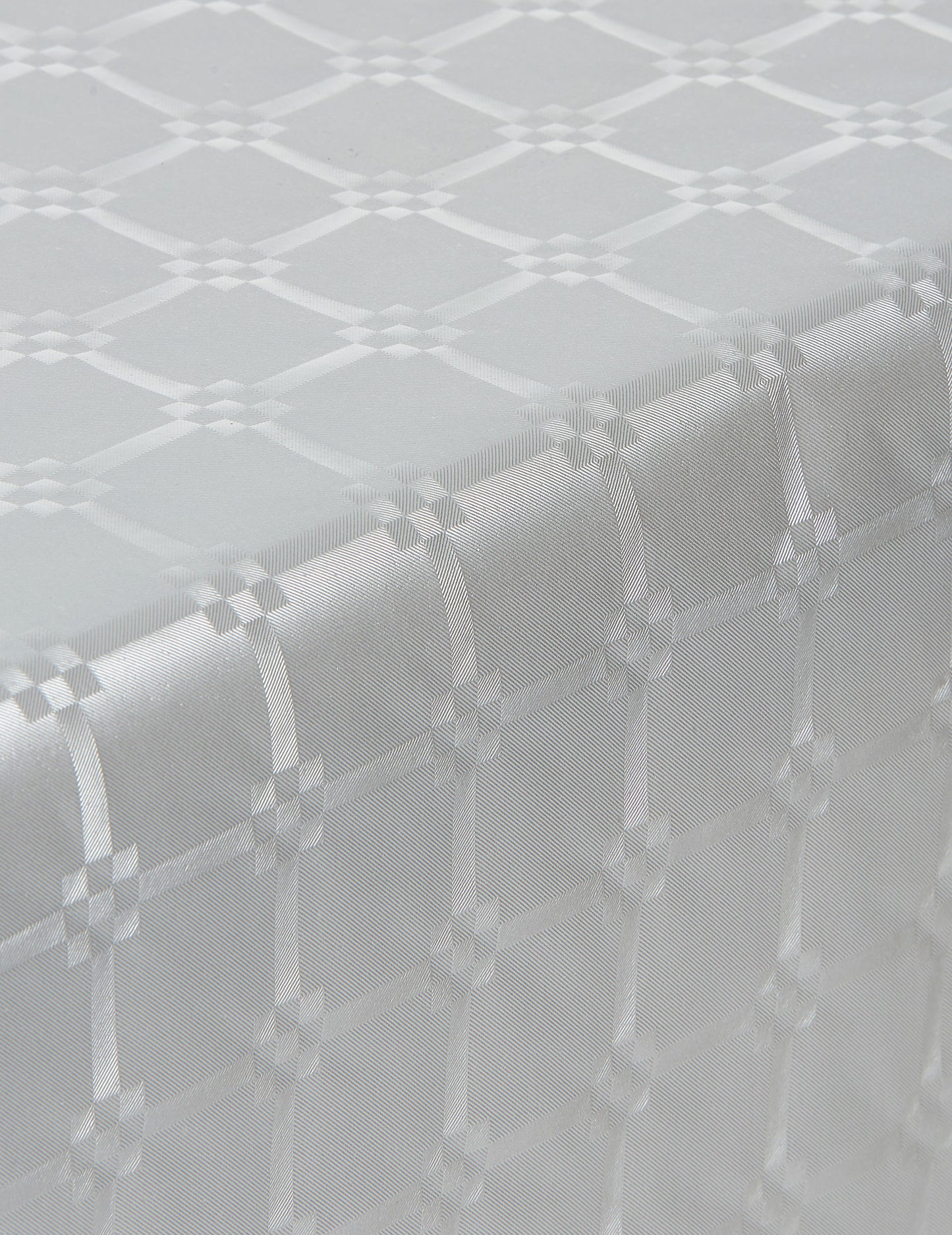 Gros plan sur les motifs de la nappe en rouleau papier damassé pour fête