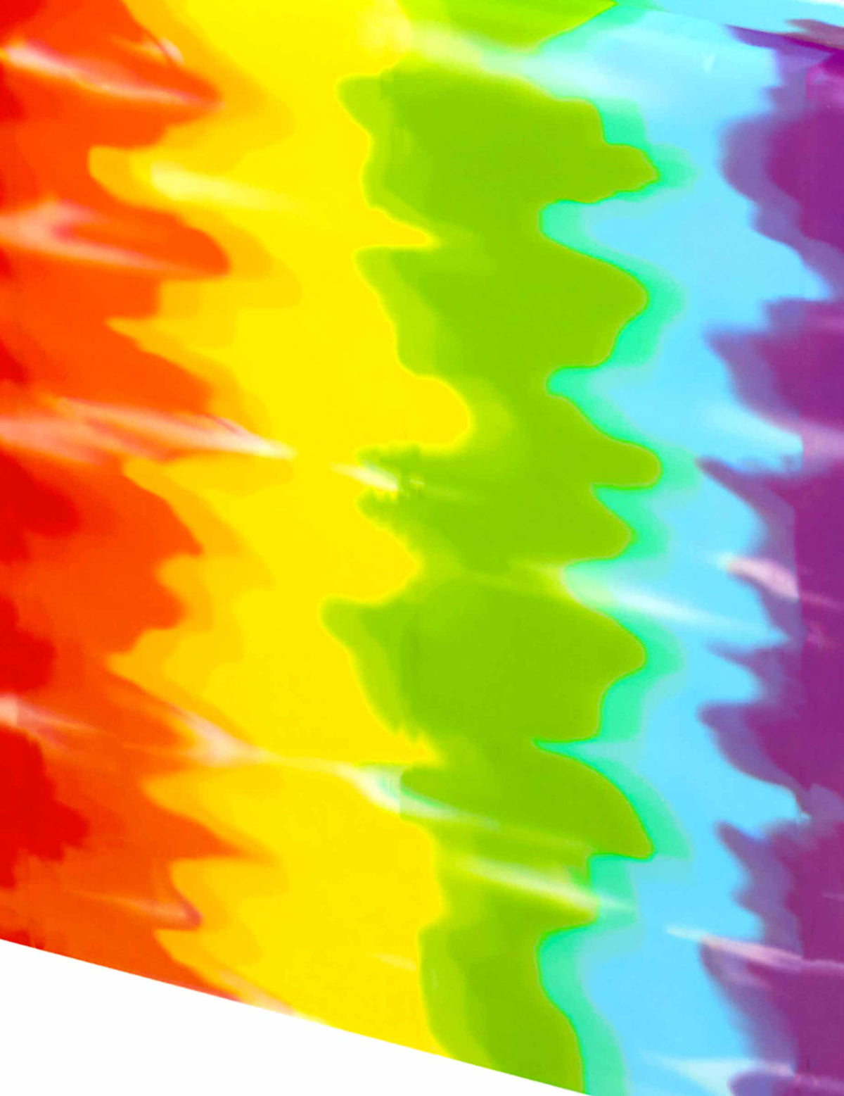 Detail duhových motivů na plastovém hippie ubrusu s psychedelickými vzory