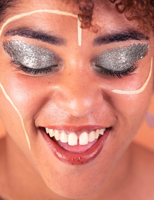 Gros plan sur le maquillage des yeux des paillettes biodégradables Metallo Disco