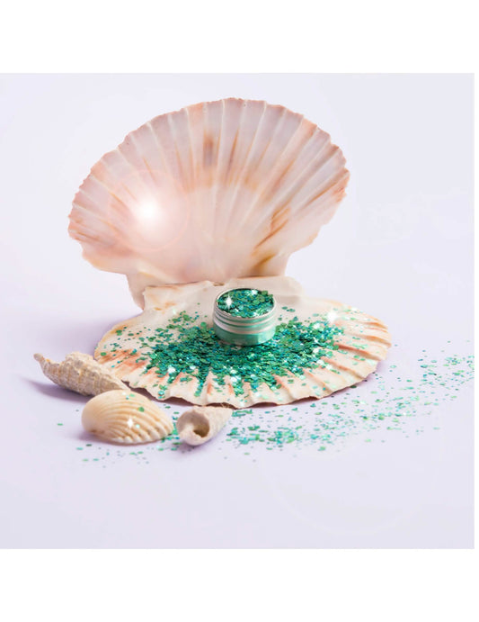 Mise en scène dans un coquillage des paillettes biodégradables Polysirene