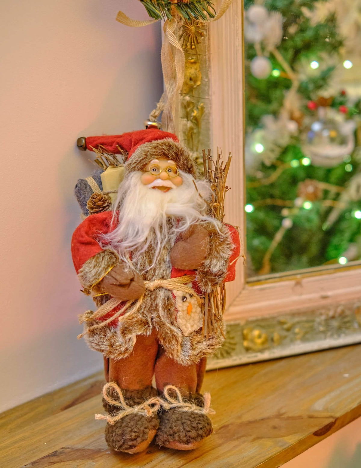 Pohled ze tří čtvrtin na santa claus stojícího pro červená dekorace
