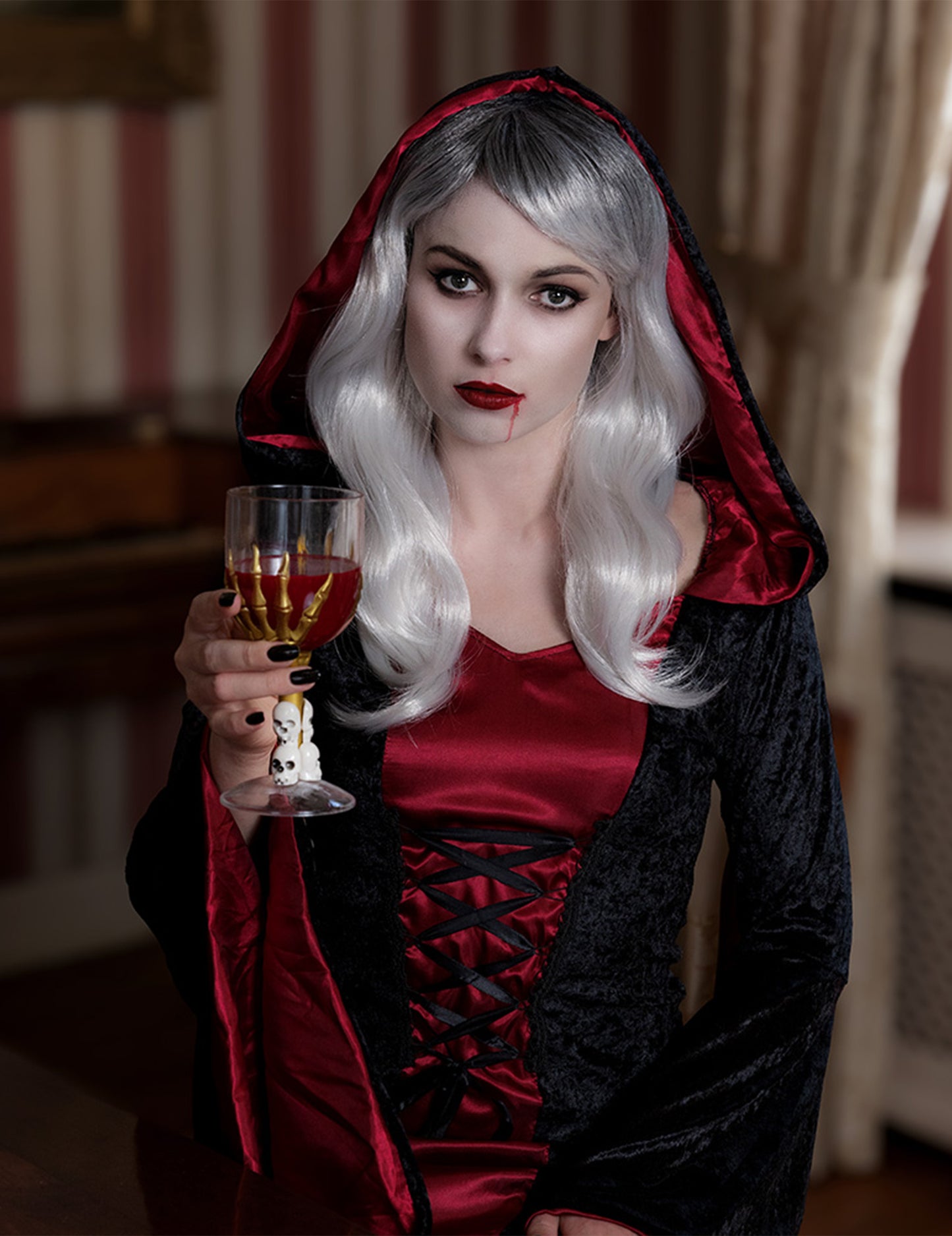 Dlouhá bílošedá paruka pro dospělé s motivem Halloweenu