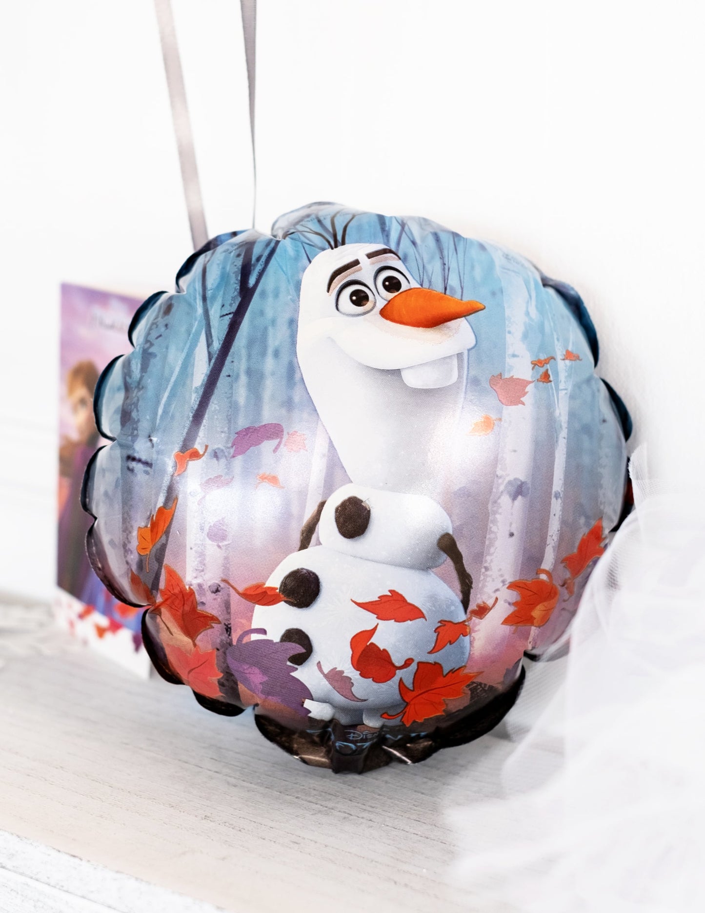 Mise en situation suspendue avec Olaf du ballon aluminium rond La Reine des Neiges 2