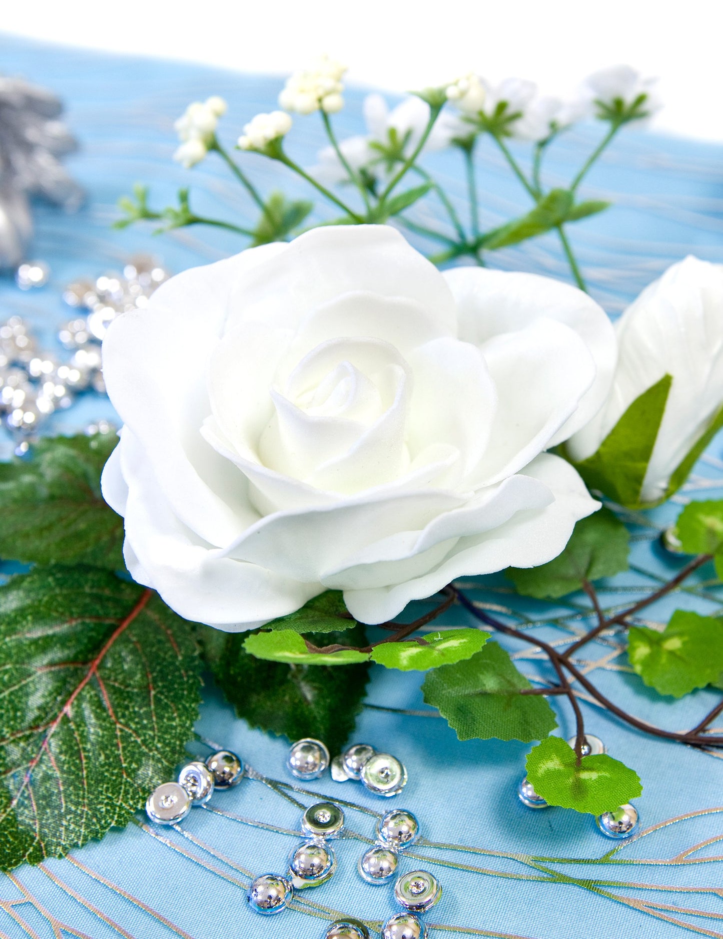 Malá kompozice bílých umělých květin 20 x 10 x 7 cm svatební stolní dekorace