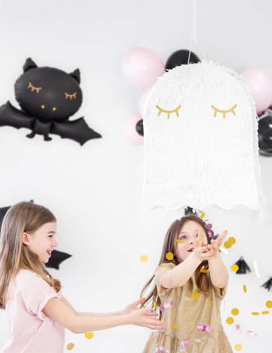 Zinscenování s dětmi s piñatou ducha na halloween