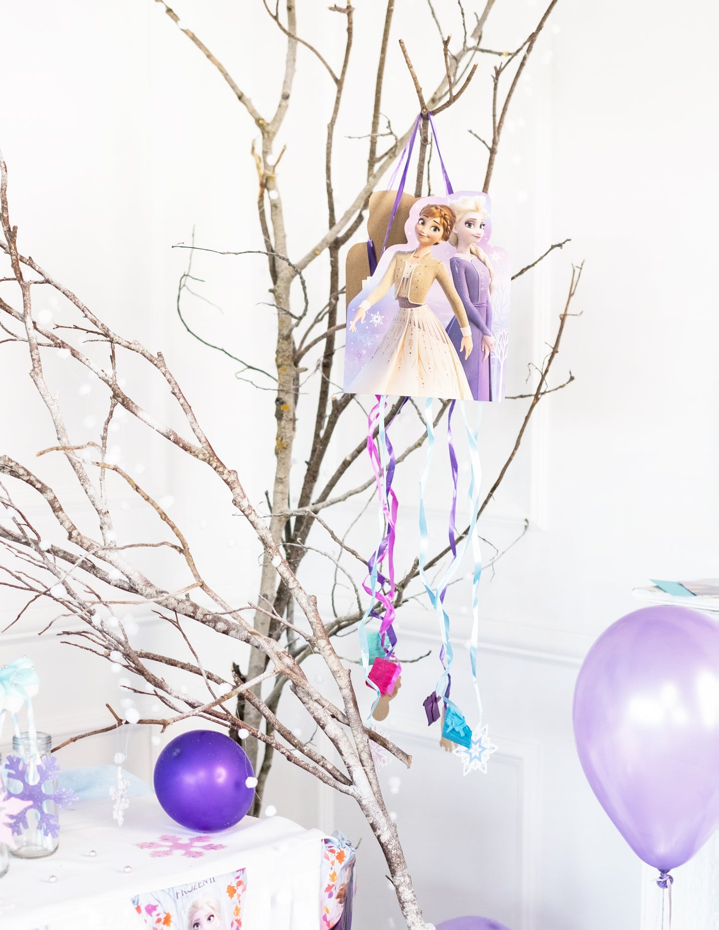 Mise en situation de la Piñata La Reine des Neiges™ suspendue