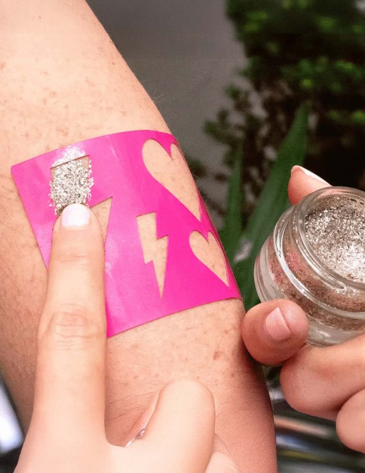 Opakovaně použitelná make-up šablona s blesky a srdíčky