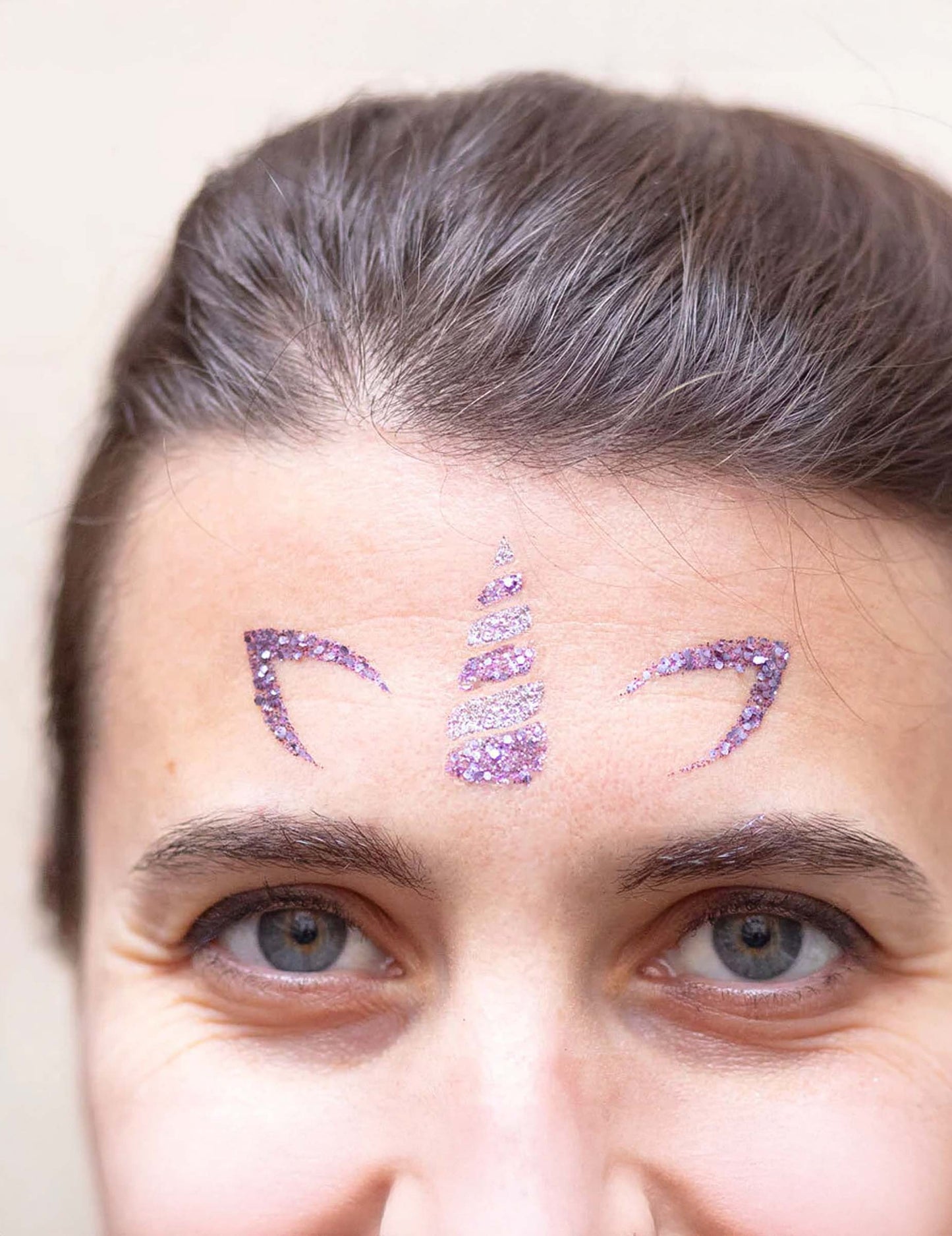 Opakovaně použitelná make-up šablona s jednorožcem