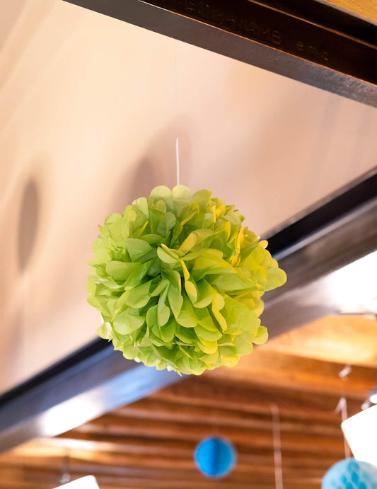 Mise en situation du pompon à suspendre en papier de soie vert citron