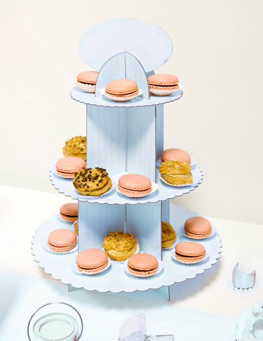 Mise en situation avec macarons du présentoir à cupcake en carton pour baby shower