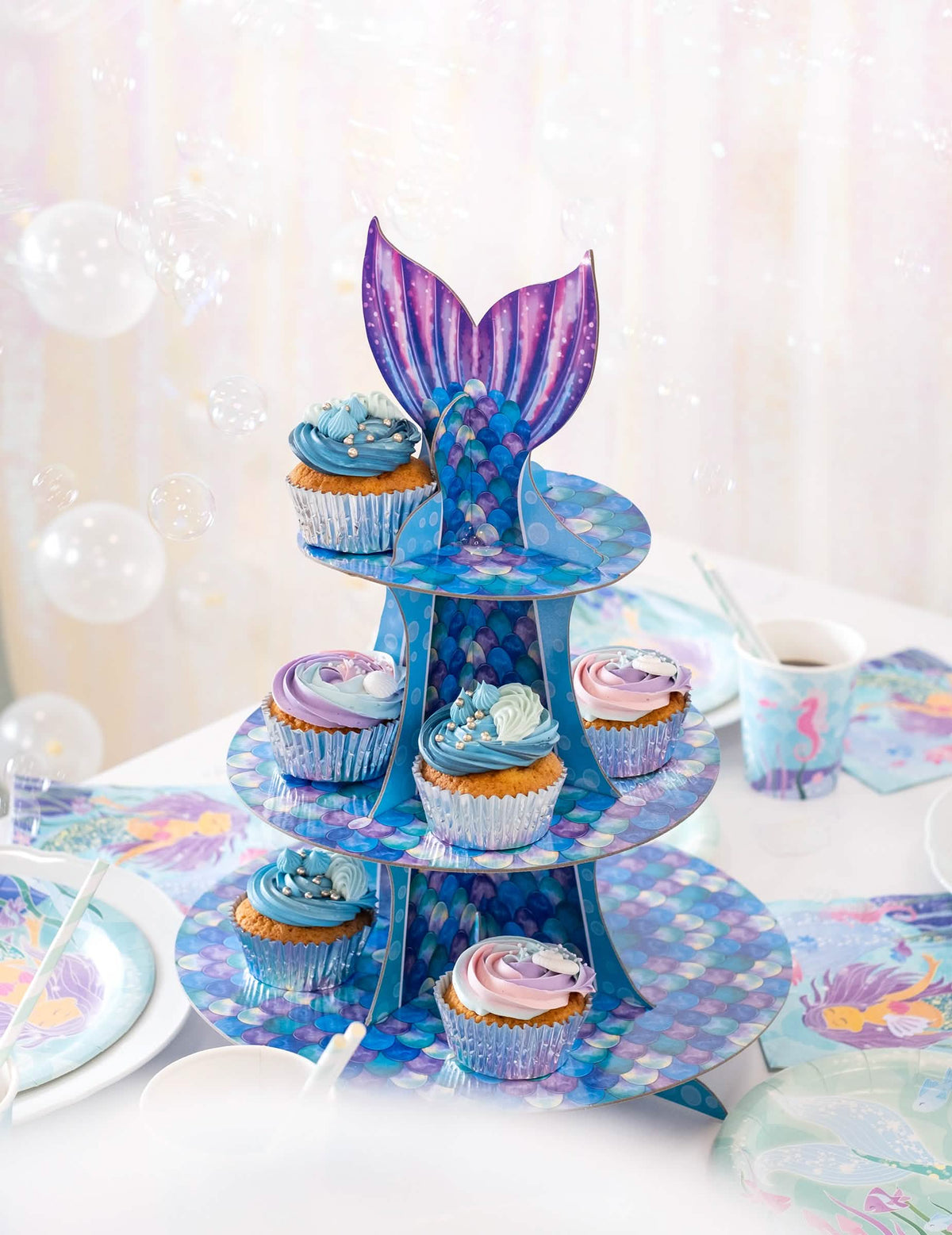 Záběr s veselou atmosférou s bublinkami z mýdla z vystaveného cupcake mořské panny