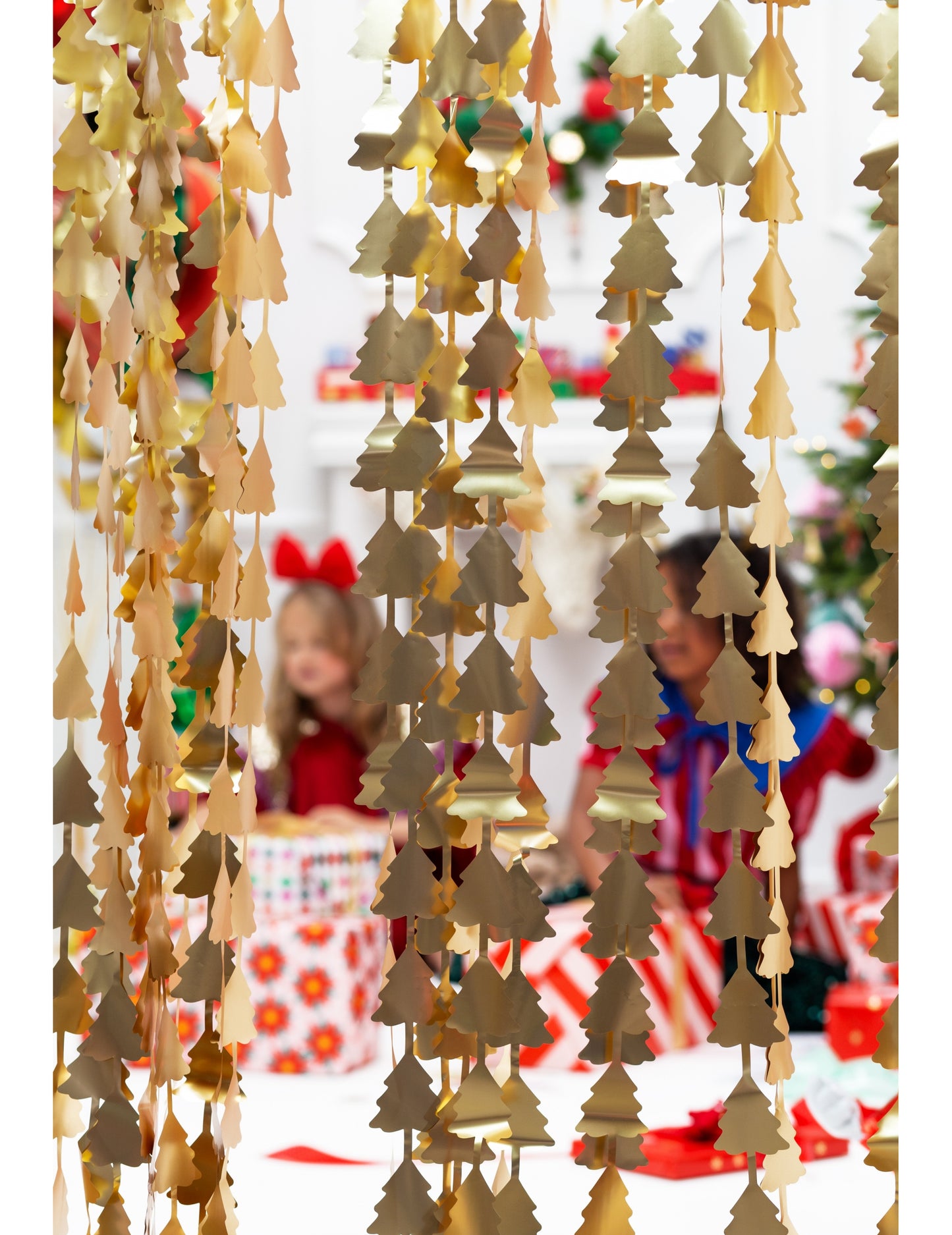 Závěs z třpytivých nití se zlatými jedlemi 100 x 245 cm