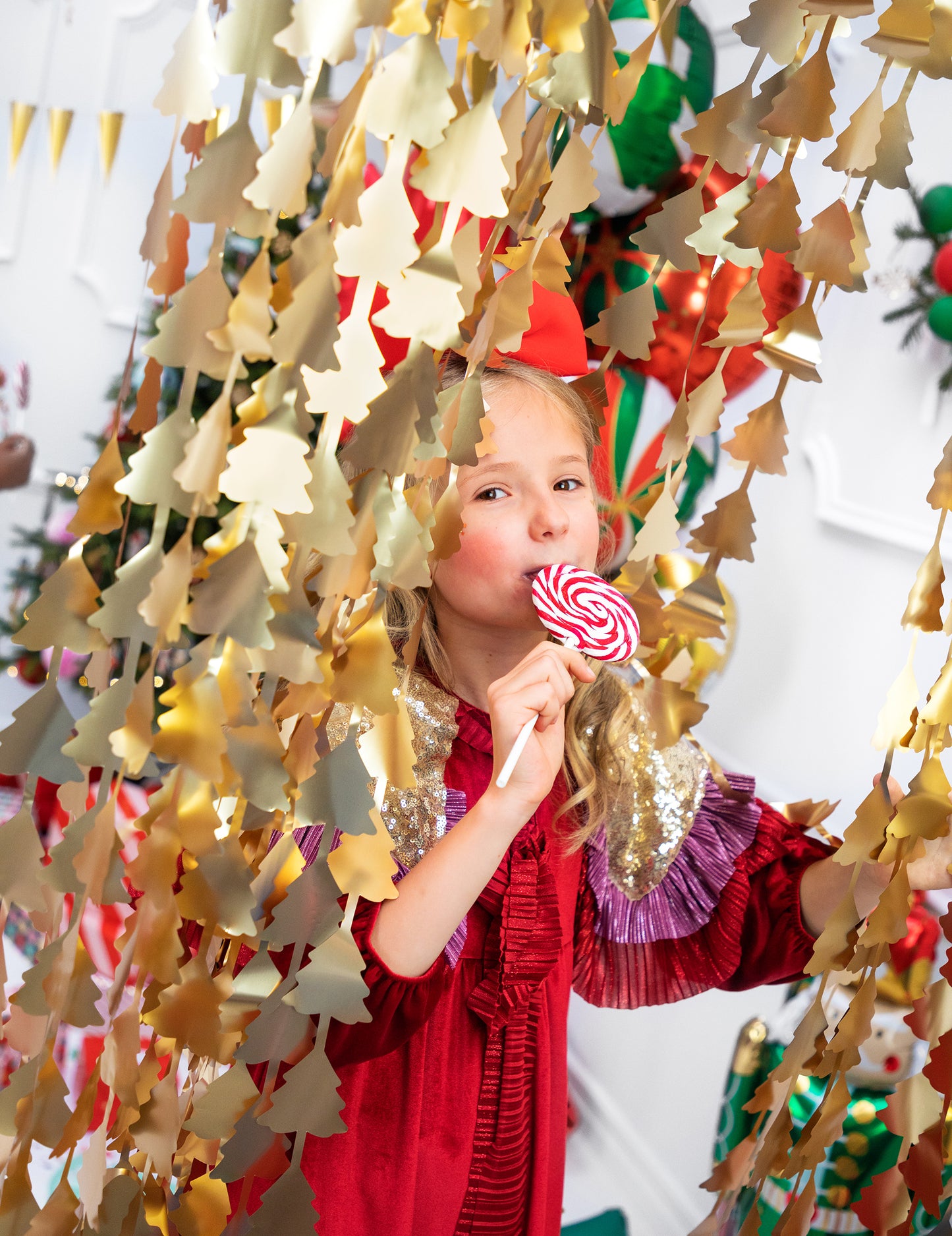 Závěs z třpytivých nití se zlatými jedlemi 100 x 245 cm