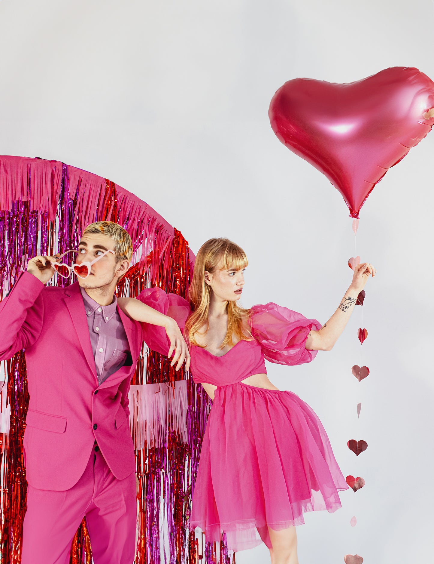 Červená třpytivá opona