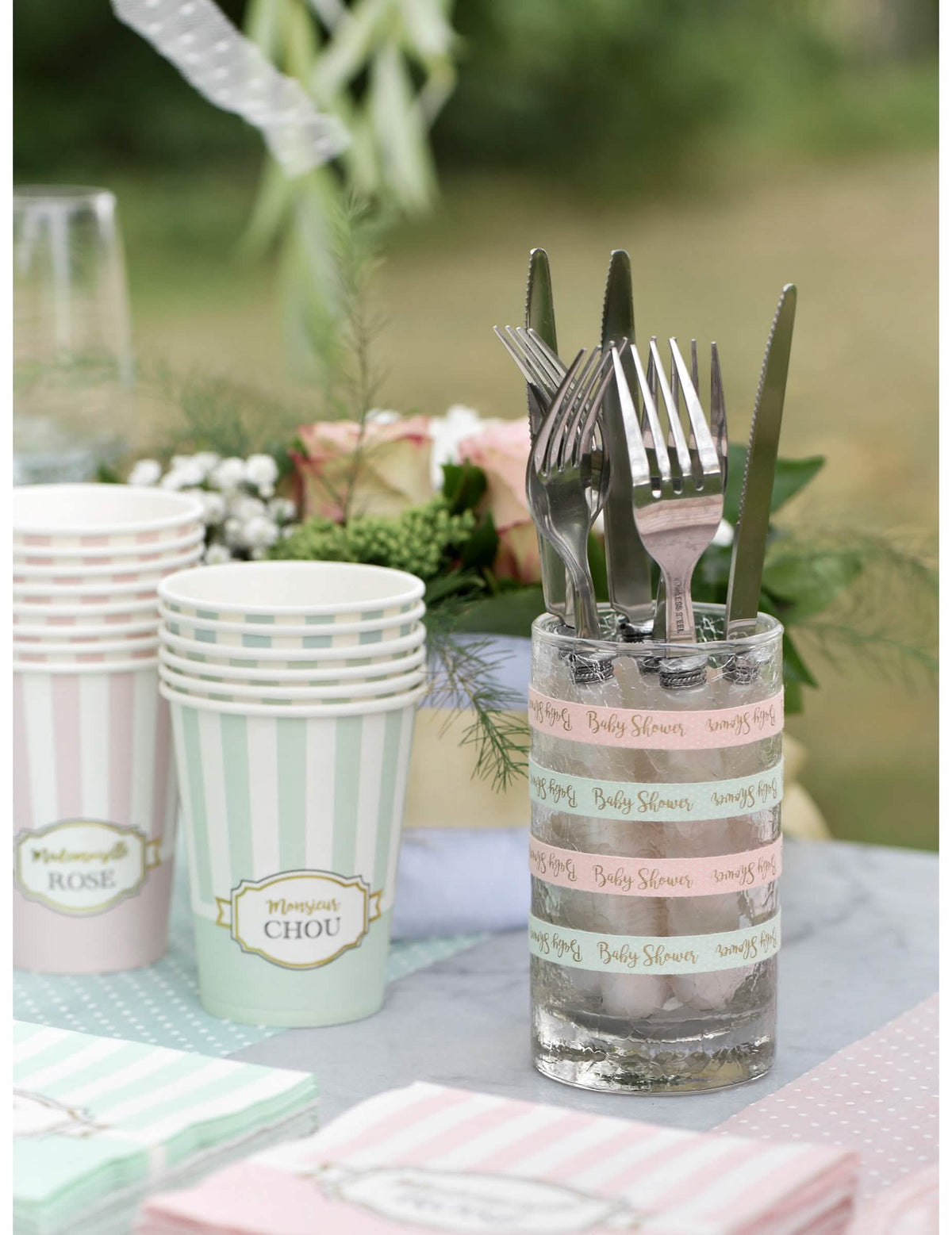 Umístění bavlněné lepicí stuhy na baby shower