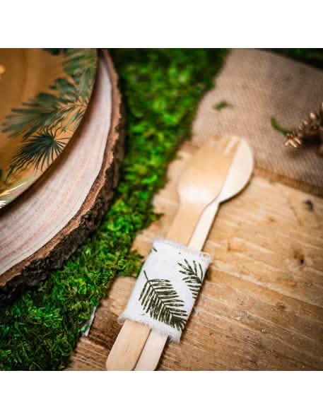 Mise en situation sur des couverts du ruban en lin feuilles tropicales