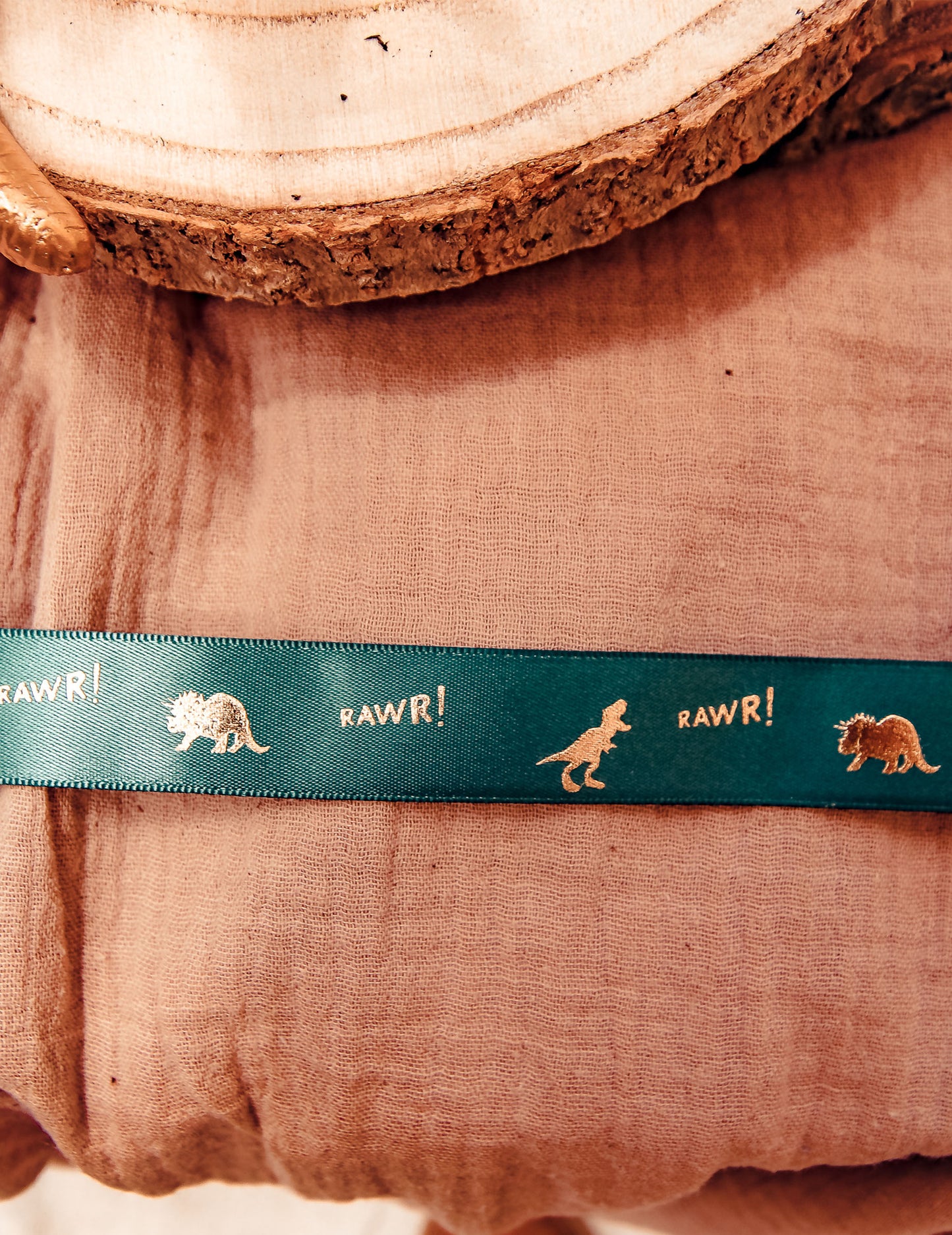 Saténová stuha s dinosauřím vzorem a RAWR! zelená flákovaná zlatá 1,9 cm x 10 m