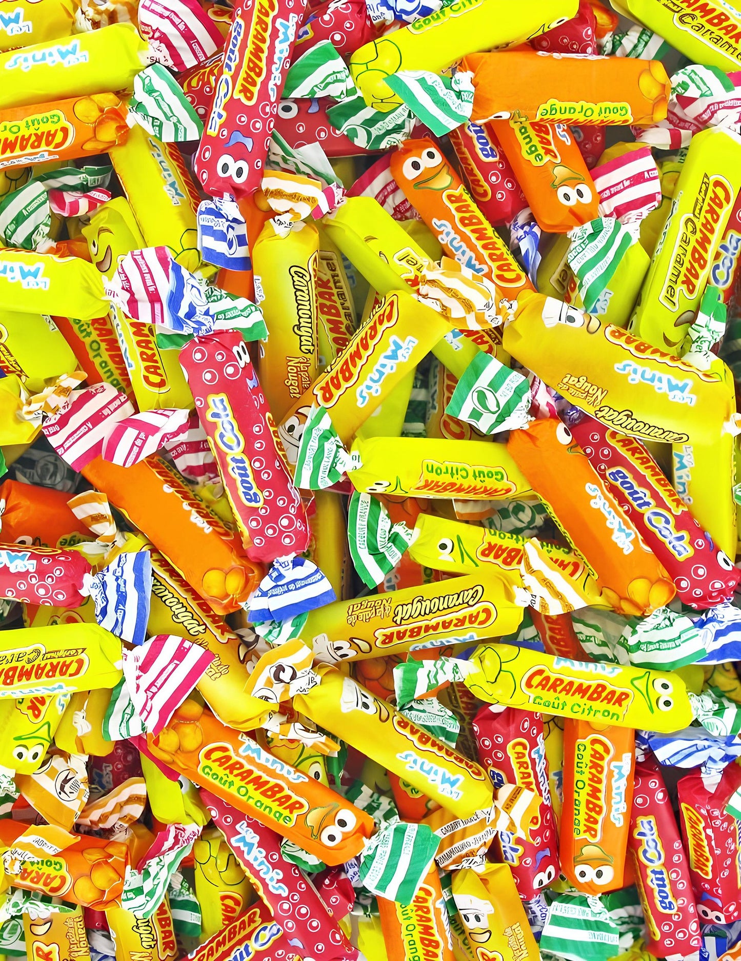 Detailní záběr na bonbóny ze sáčku mini Carambar Minis Mix