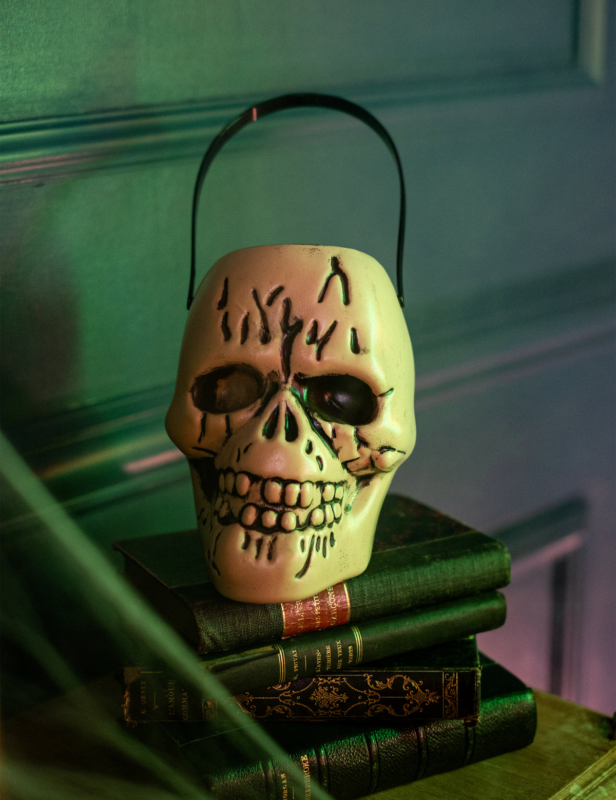 Mise en situation du seau à bonbons tête de mort pour Halloween