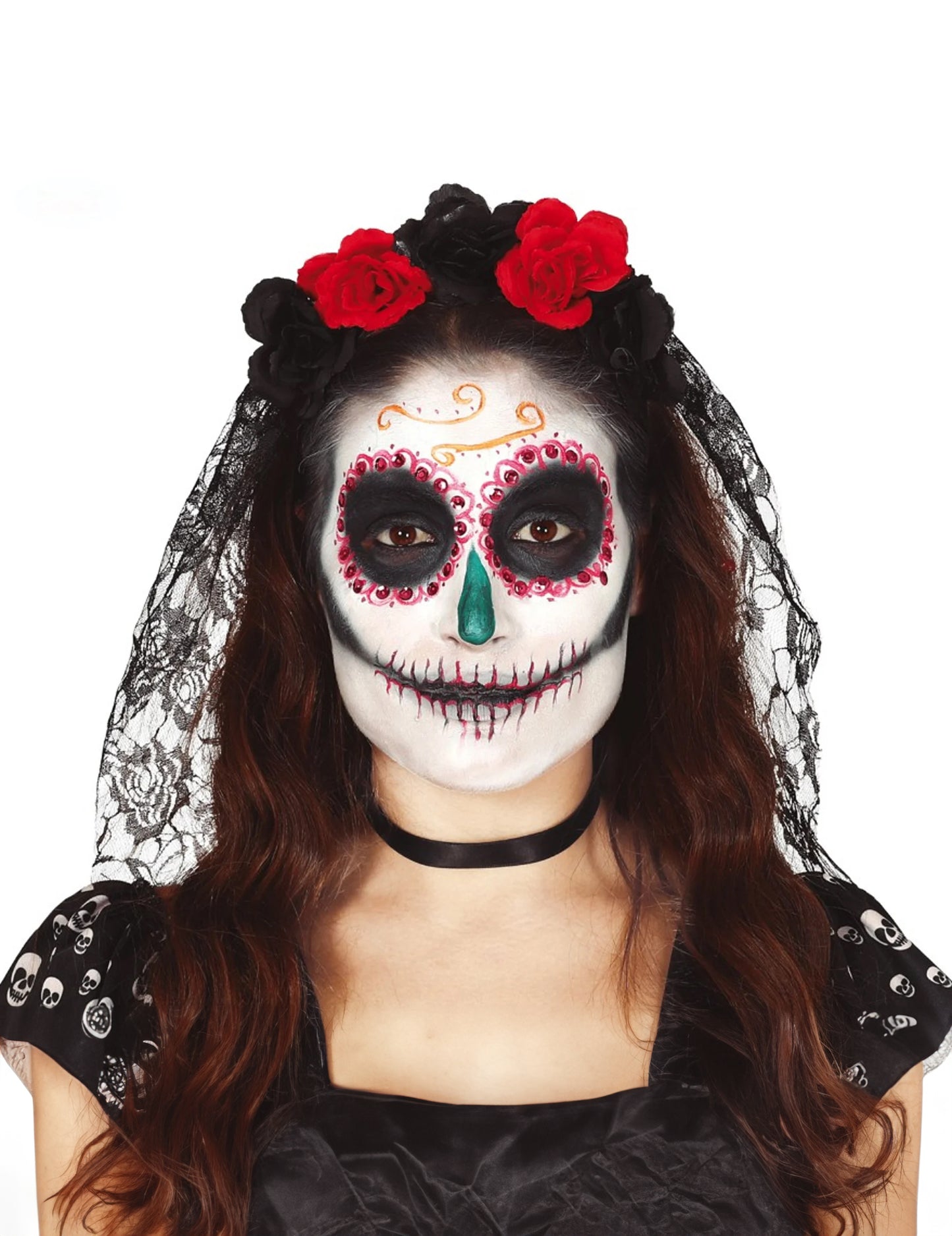 Pohled zepředu na čelenku s květinami a krajkovým závojem pro dospělé