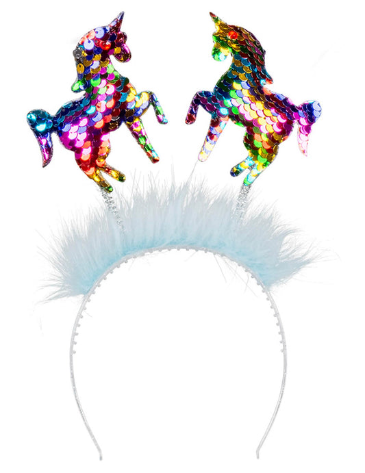 Détail des licornes à sequins et des plumes du serre-tête licornes