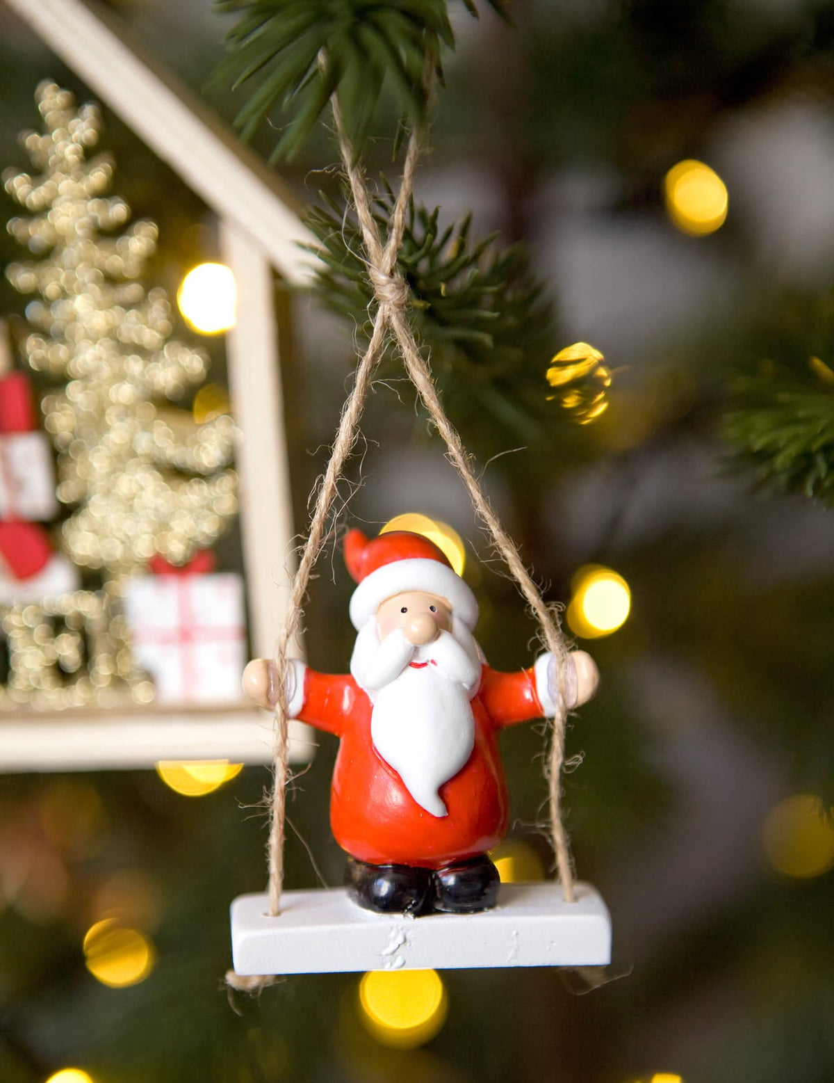 Scéna zavěšení Santa Clause na jeho houpačce na vánoční stromek