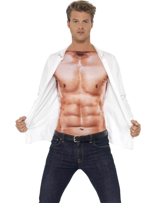 Mise en situation sous une chemise blanche ouverte du T-shirt muscles pour adulte