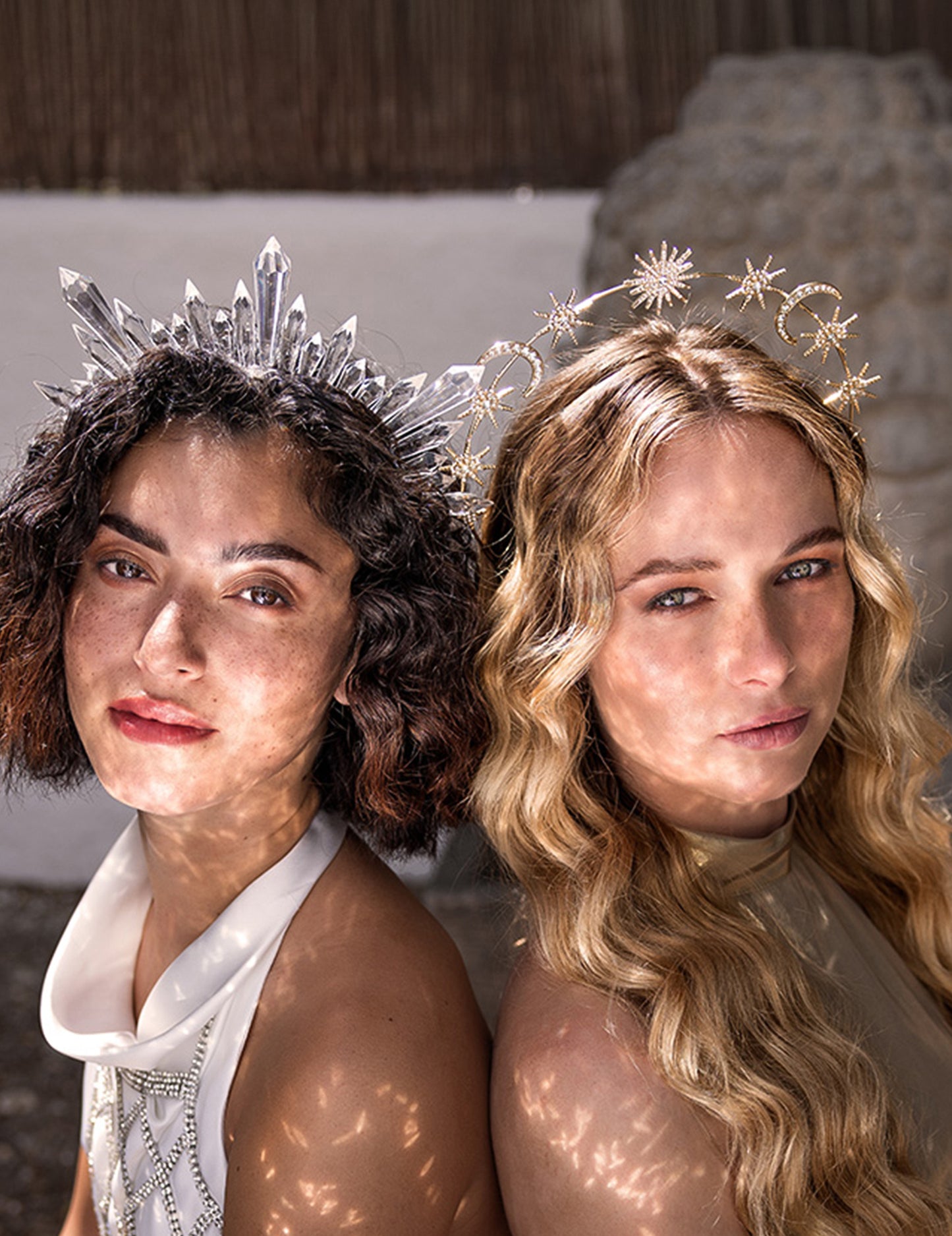 Tiara zdobená průhlednými krystaly