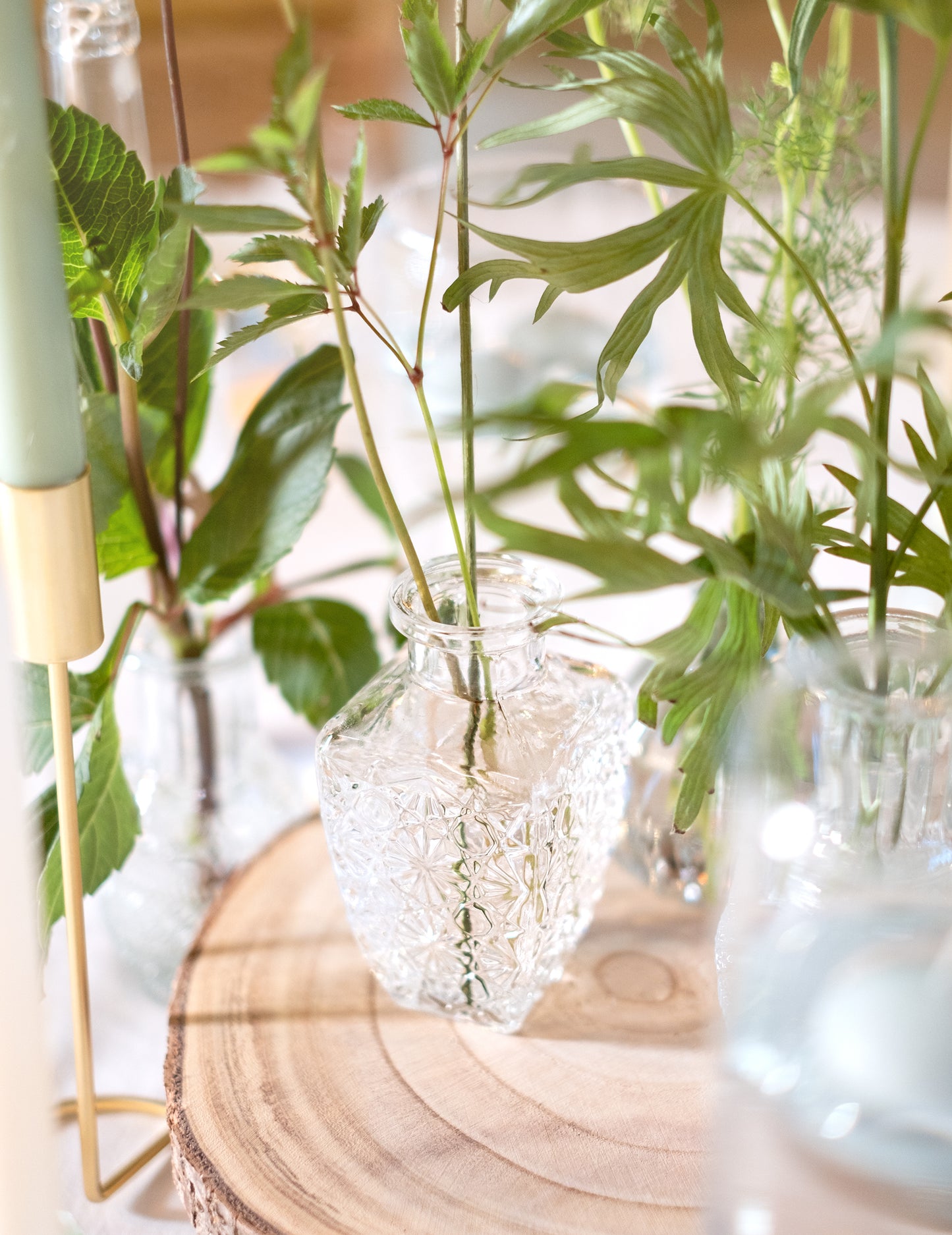 Starožitná rytá čtvercová skleněná váza 6,5 x 12,5 cm - 250 ml