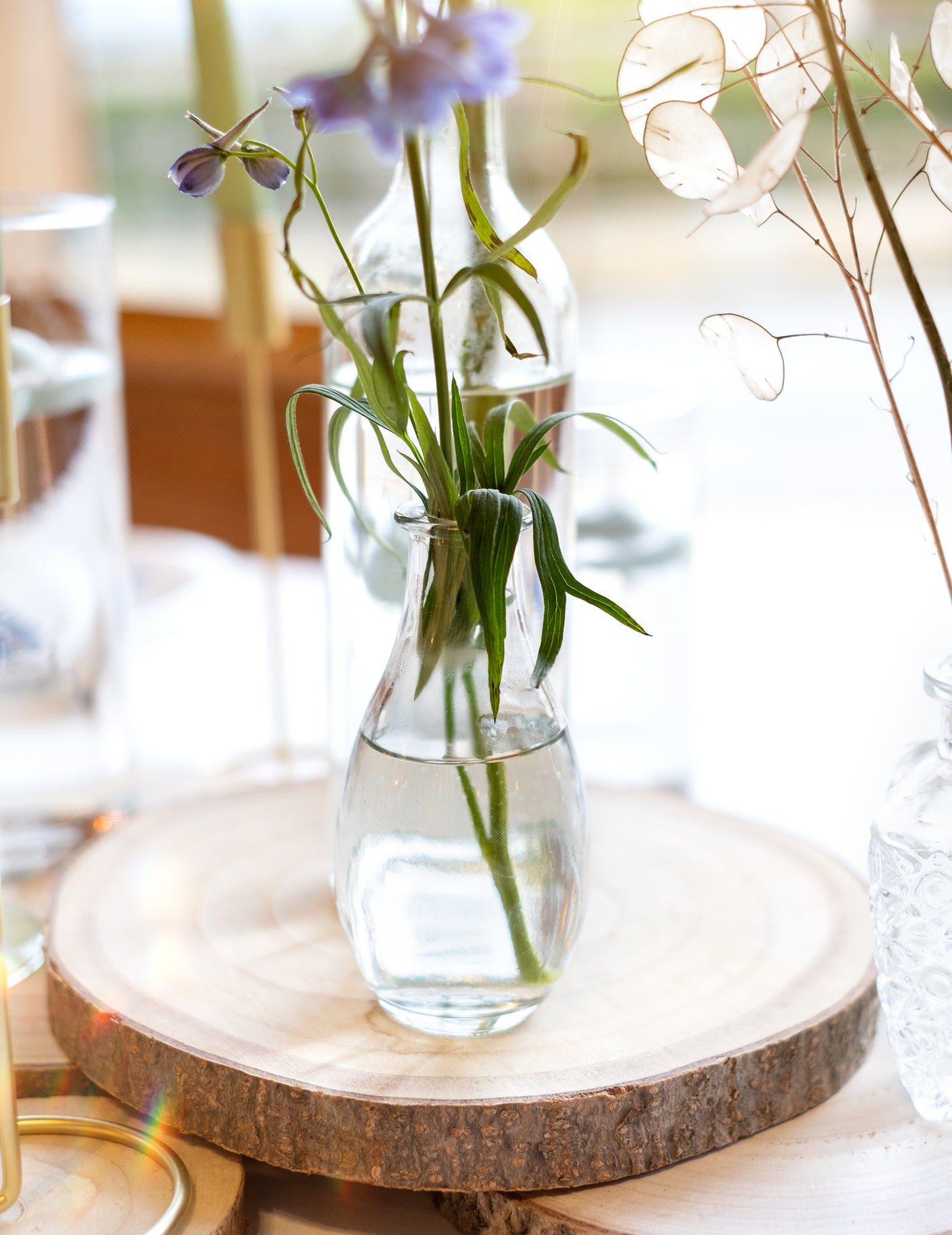 Gros plan sur le socle en bois du vase soliflore en verre pour décoration