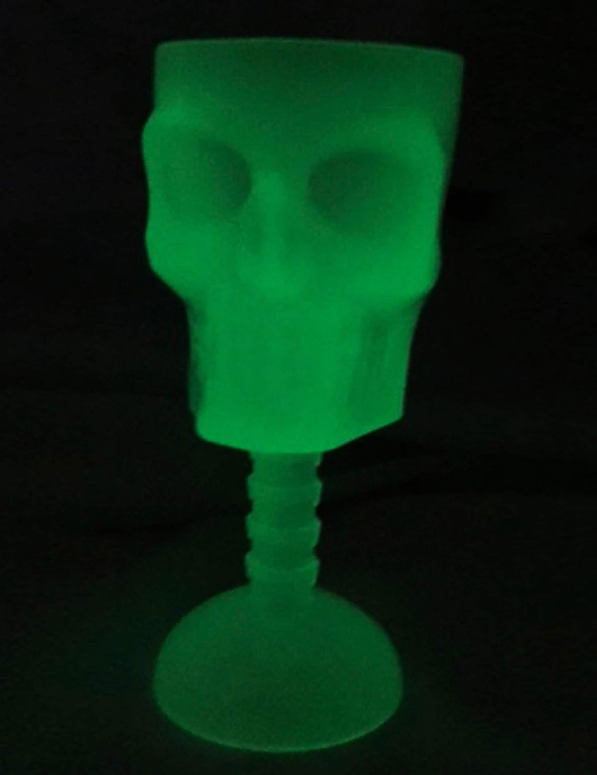Fosforeskující efekt ve tmě na sklenici s lebkou pro halloween